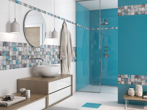 baño con azulejos azules
