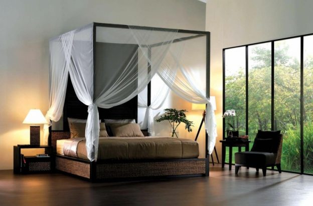 cama elegante con cortinas blancas