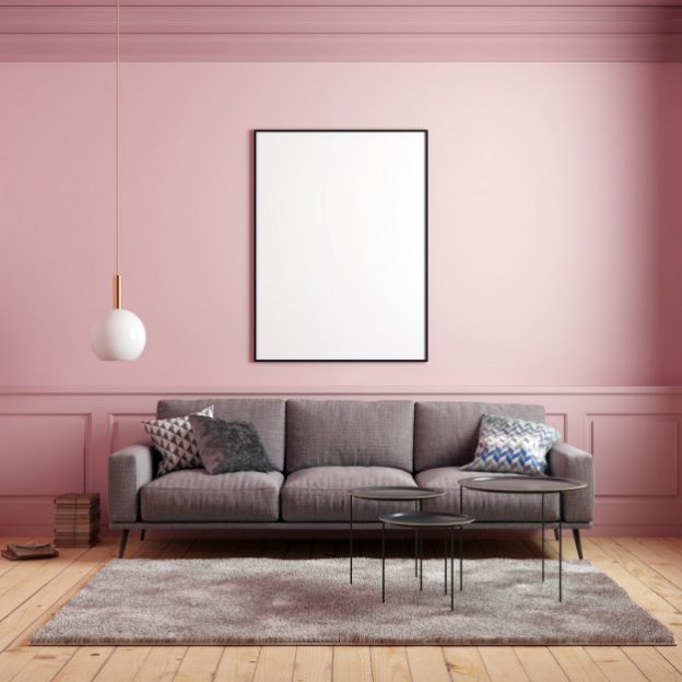 sofá gris en habitación rosa