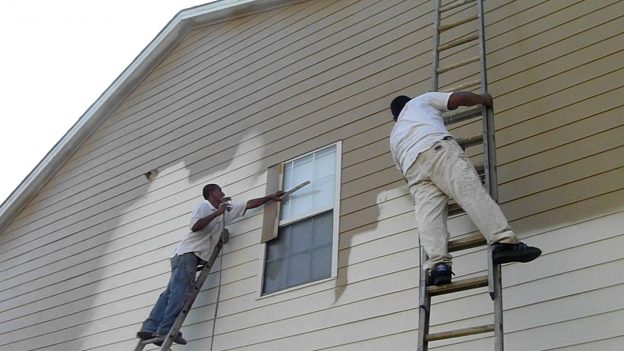 personas pintando casa