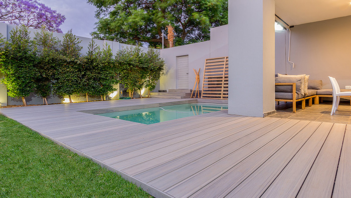 terraza compuesta sobre jardín