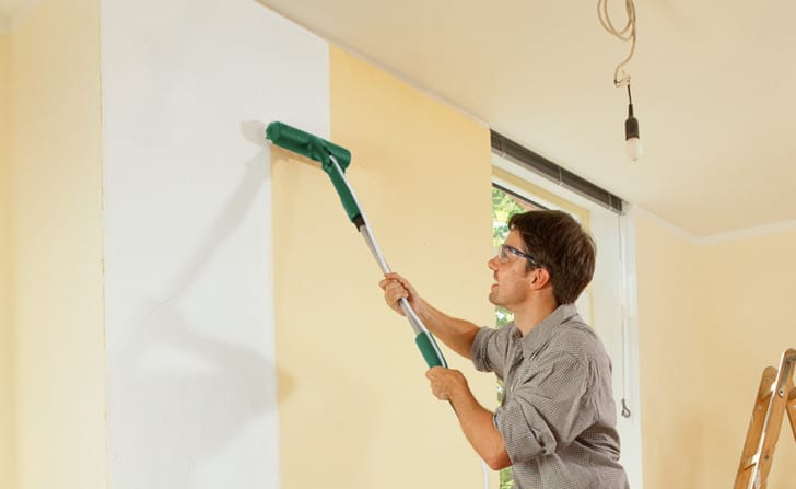 Un pintor pintando las paredes