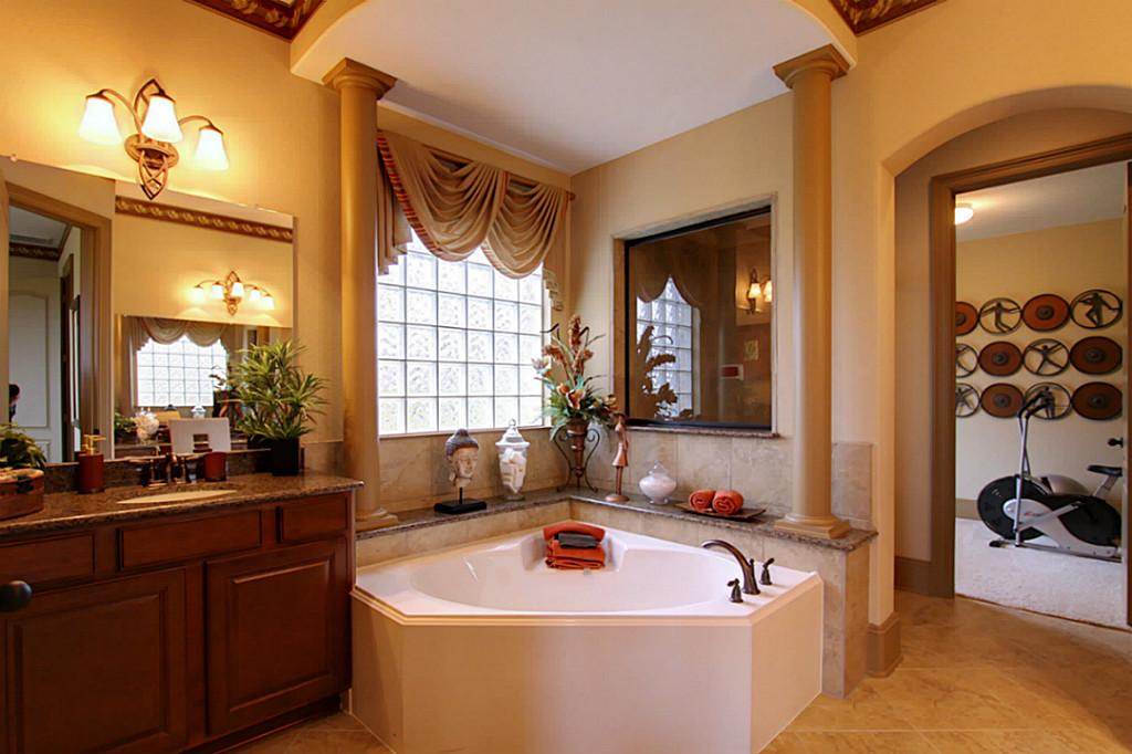 baño elegante con jacuzzi